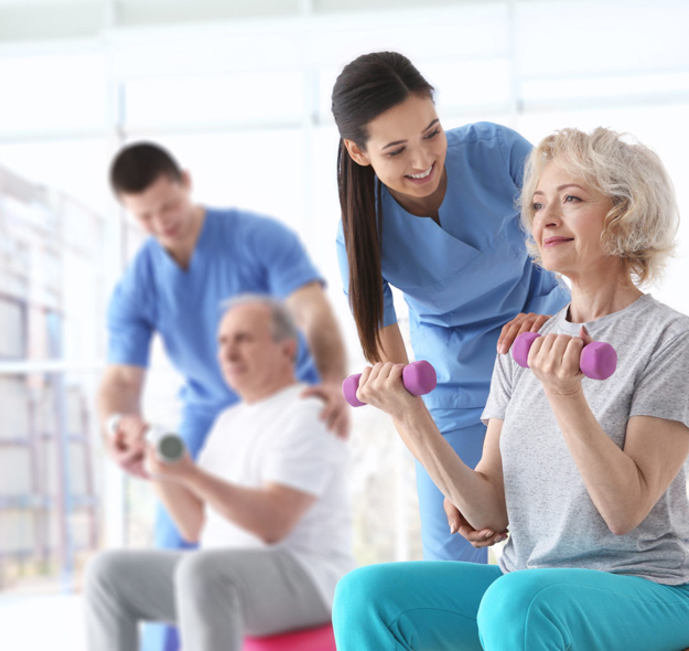 Deux retraités pratiquant la médecine douce