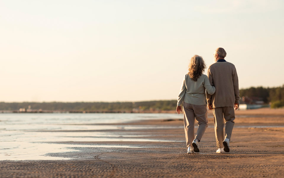 Deux couples marchent au bord de la plage