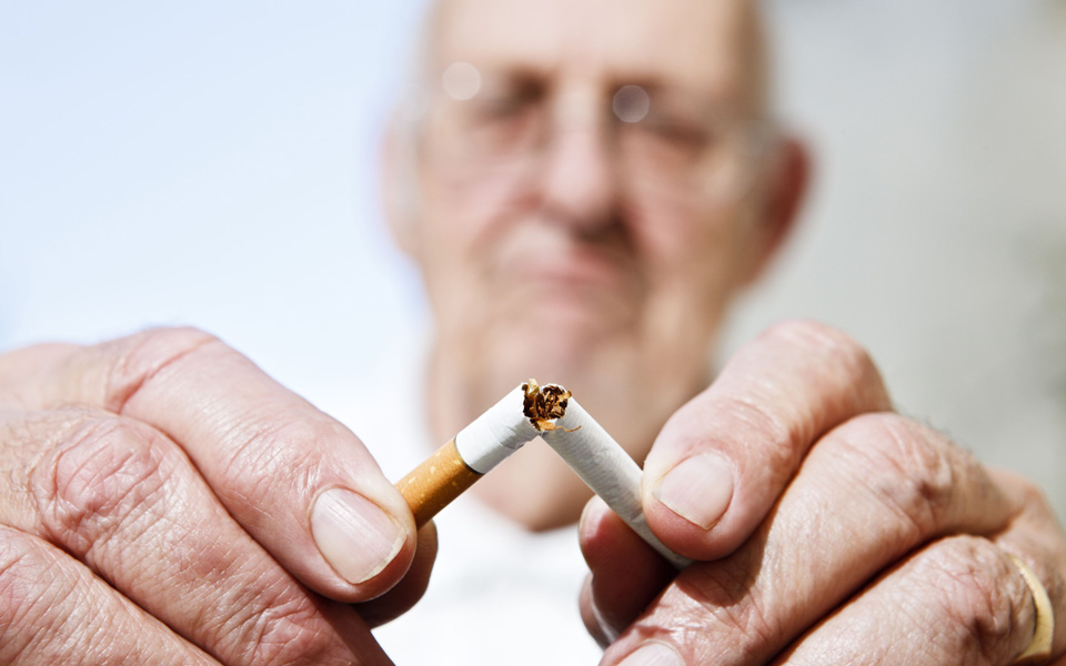 Senior Se Libère de la Cigarette : Un Pas Vers une Vie Saine