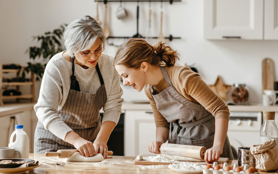 Femme senior préparant des recettes de galettes des rois avec sa petite-fille