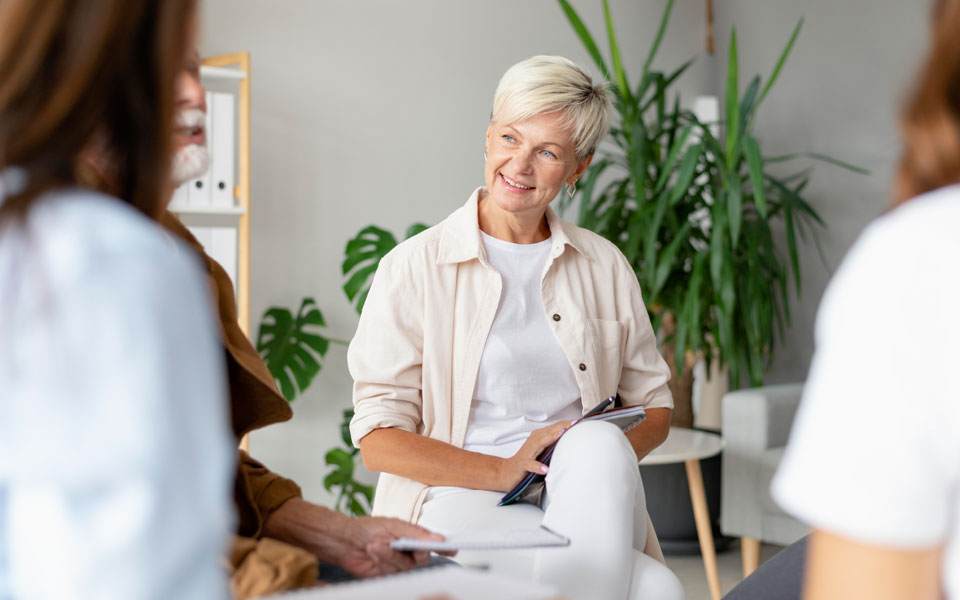 Groupe de soutien psychologique avec des seniors discutant en séance de groupe