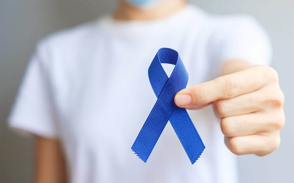 Pain avec ruban bleu : symbole de sensibilisation à la santé et à la prévention des maladies