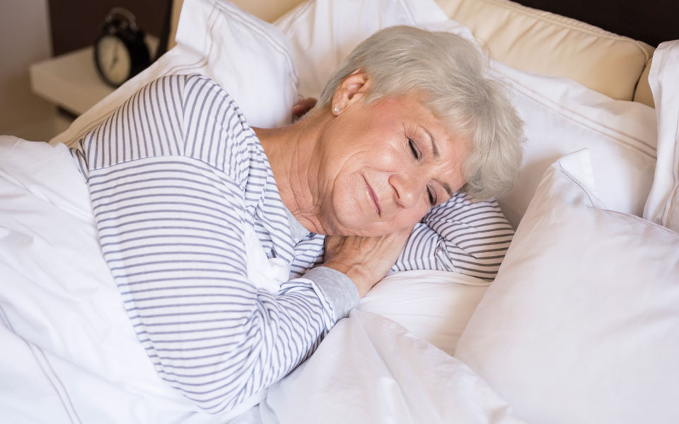 Une femme âgée profondément endormie